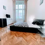 Black & White Flat For 2 / Peaceful / Jewish Quarter