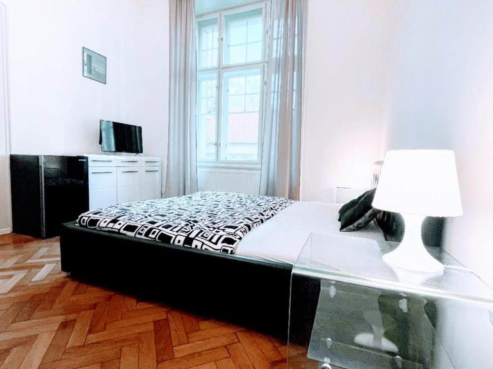 Black & White Flat For 2 / Peaceful / Jewish Quarter Appartamento