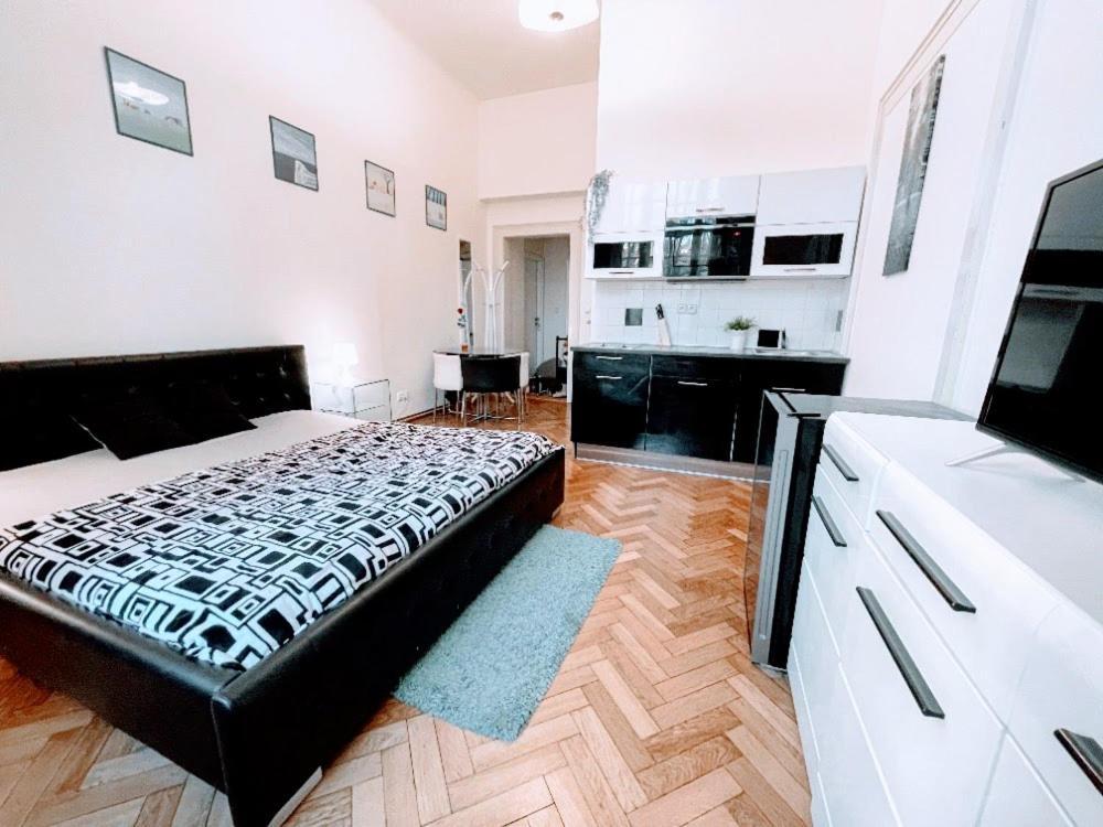 Black & White Flat For 2 / Peaceful / Jewish Quarter Appartamento