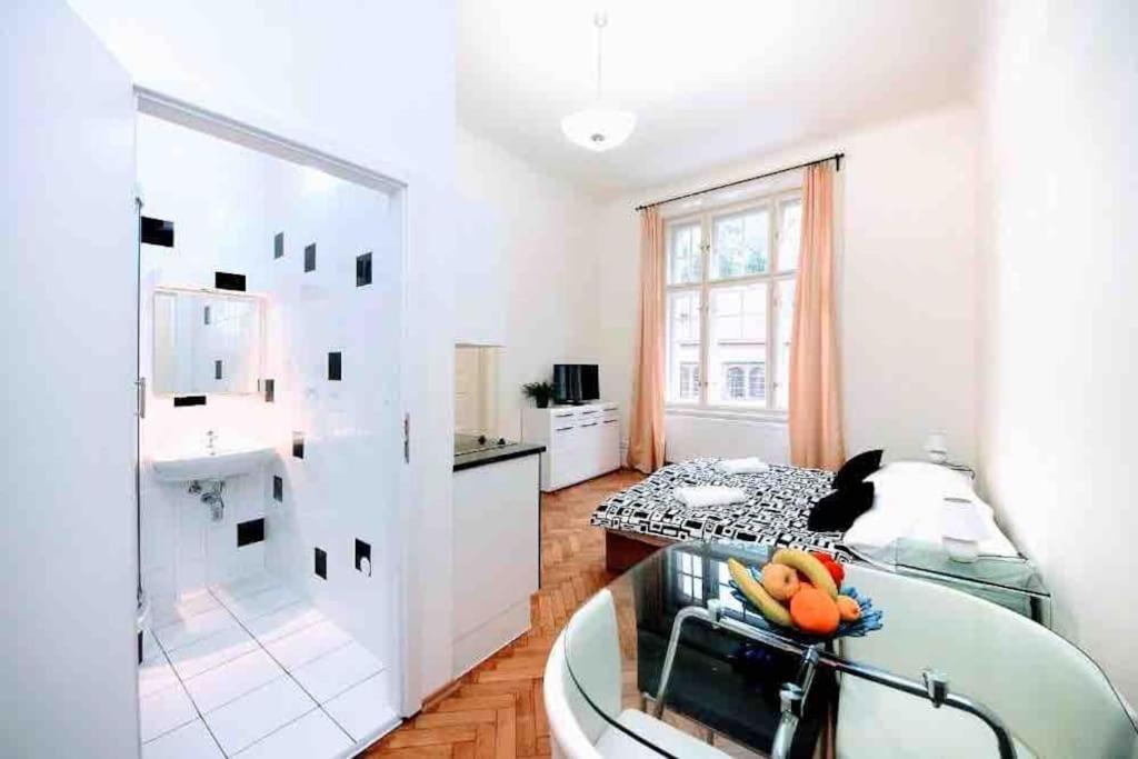Black & White Flat For 2 / Peaceful / Jewish Quarter