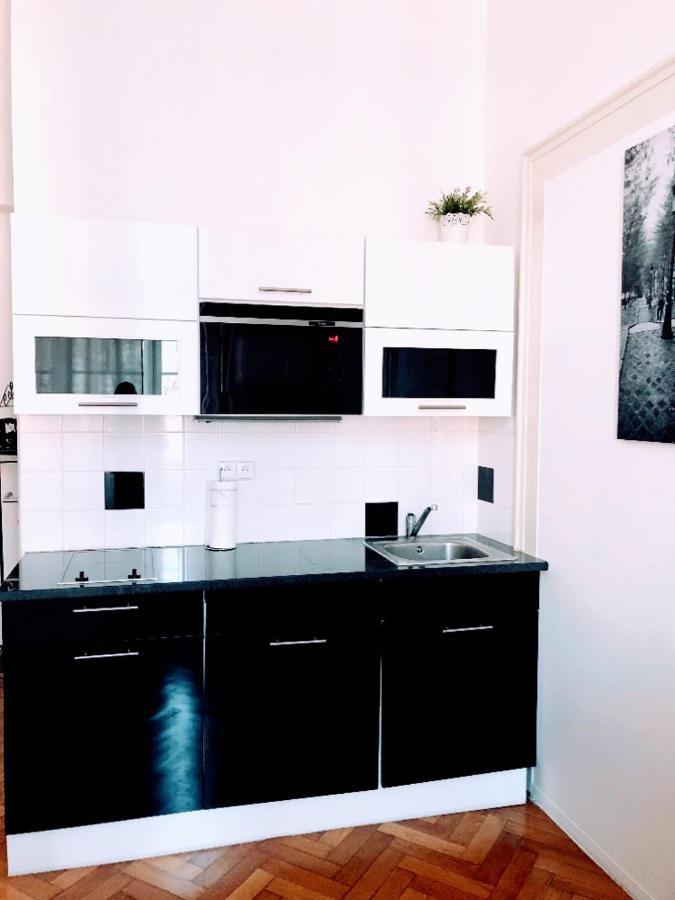 Black & White Flat For 2 / Peaceful / Jewish Quarter *