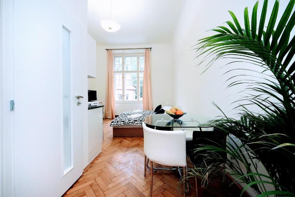 Black & White Flat For 2 / Peaceful / Jewish Quarter